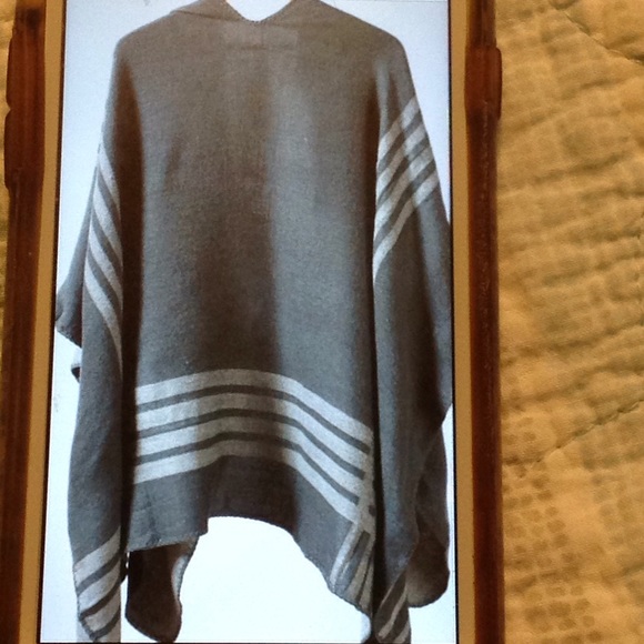 NWT BB Dakota Poncho - Picture 2 of 4